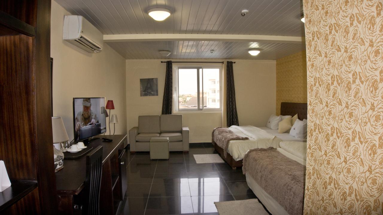 M Suites Hotel Accra Bagian luar foto